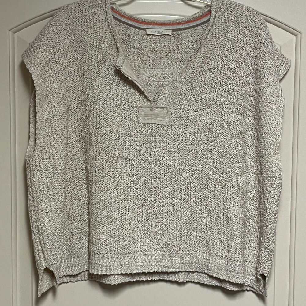 Illa Illa Top Patch Sleeveless Sweater Large Beige Ribbed Knit Split Neck Boxy L